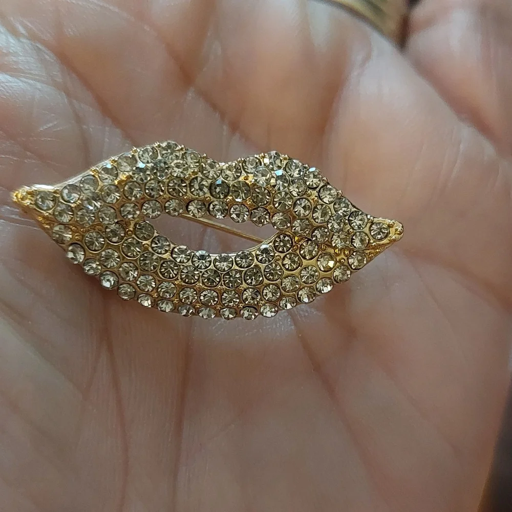 Kiss Me with this Cute Silver Rhinestone Lips Brooch
